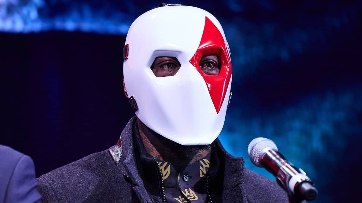 Deontay Wilder wearing a mask