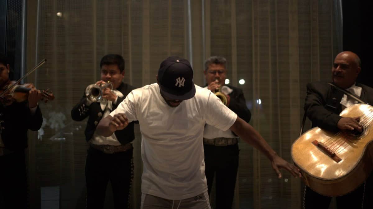 Floyd Mayweather dances Mariachi Band in Mexico