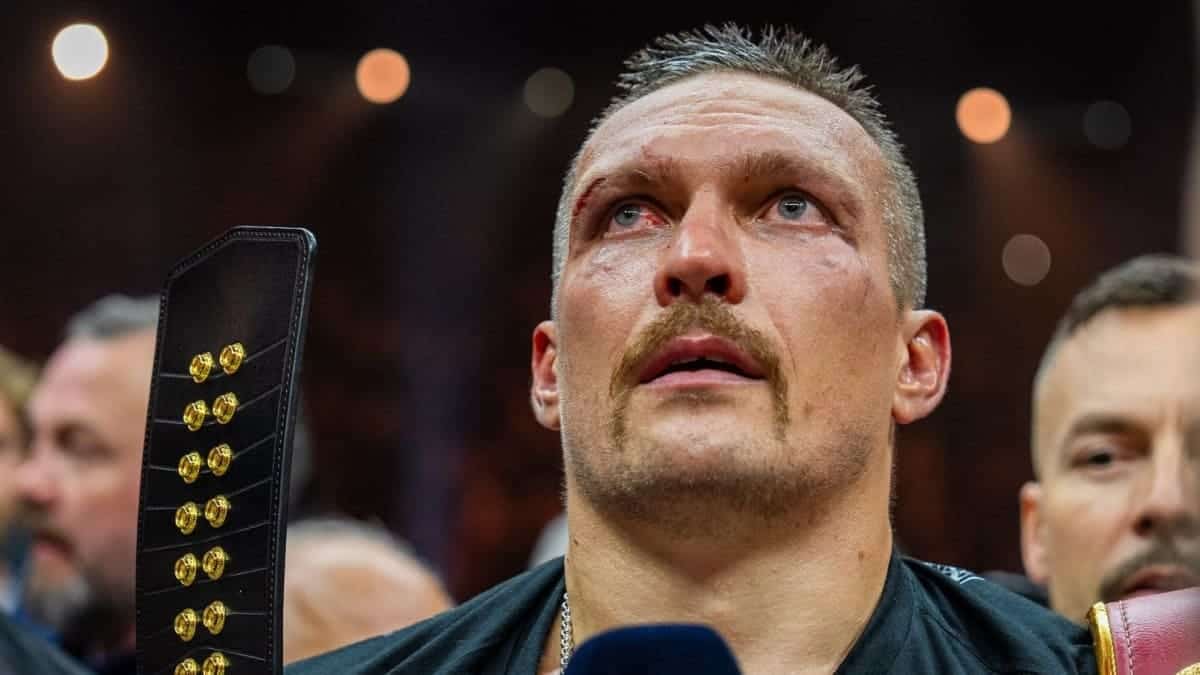 Oleksadnr Usyk wins